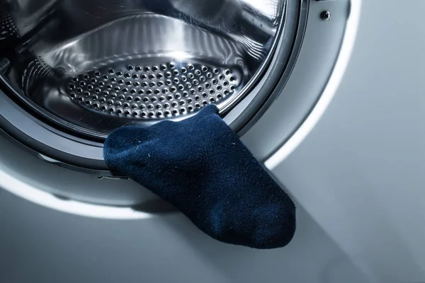 一个现代洗衣机的鼓特写镜头挂出袜子 — 图库照片