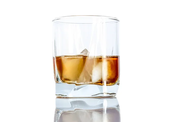 Viski ile beyaz bir arka plan üzerinde izole bir bardak buz yakın çekim — Stok fotoğraf