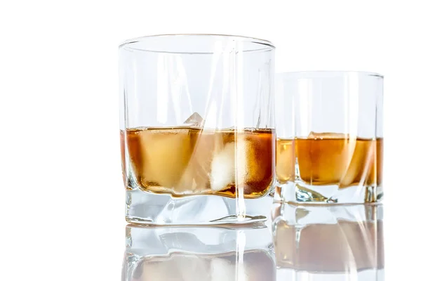 Viski ile beyaz bir arka plan üzerinde izole bir bardak buz yakın çekim — Stok fotoğraf