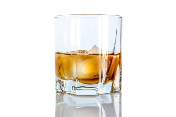 Whiskey com gelo close-up em um copo isolado em um fundo branco — Fotografia de Stock