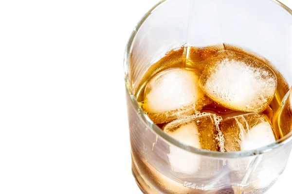 Whiskey with ice közelről egy pohár elszigetelt fehér background — Stock Fotó