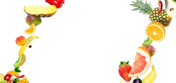 Cadru de cădere a legumelor și fructelor proaspete izolate pe fundal alb cu spațiu de copiere pentru text — Fotografie, imagine de stoc