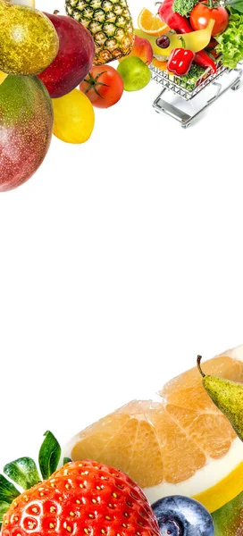 Marco de caída en un carrito de la compra verduras frescas y frutas aisladas sobre fondo blanco con espacio de copia para texto — Foto de Stock