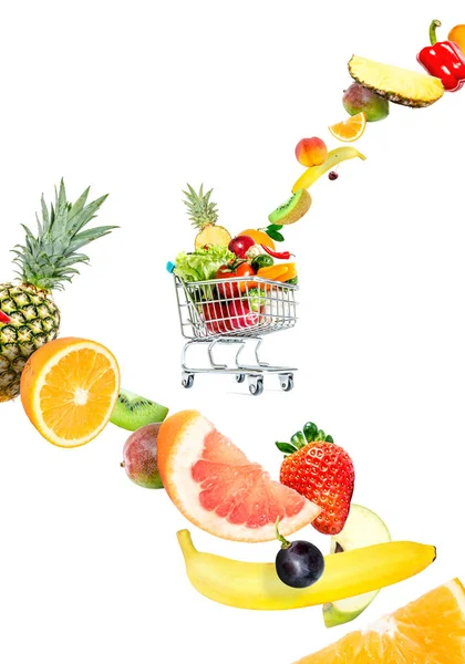 Verduras frescas y frutas que caen en un carrito de compras lleno de gente aislado sobre fondo blanco — Foto de Stock