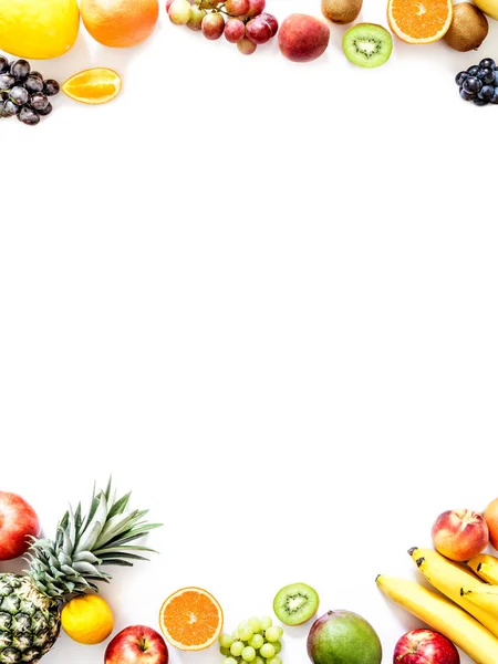 Cadru de legume și fructe proaspete izolate pe fundal alb cu spațiu de copiere pentru text — Fotografie, imagine de stoc