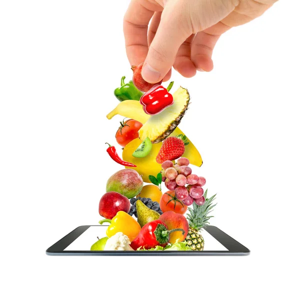 Egy férfi keze elhelyezés egy halom friss zöldségek és gyümölcsök repül egy modern szerkentyű, egy mobil telefon, elszigetelt fehér alapon. Online vásárlás-ötlet. — Stock Fotó