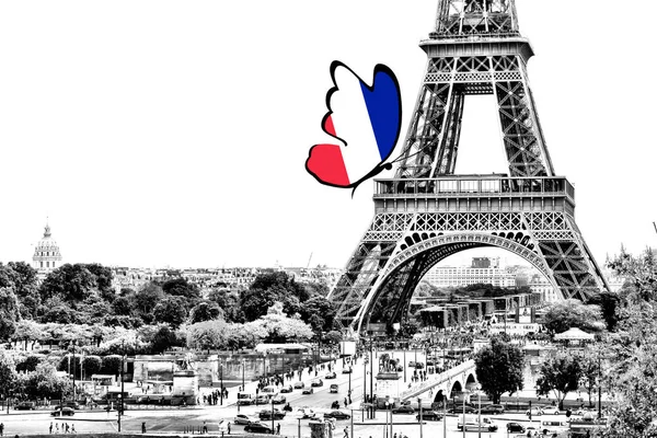 Чорно-біле фото Паризької панорами з видом на Ейфелеву вежу з метеликом навколо в кольорах державного прапора Франції. Ізольований на білому фоні. — стокове фото