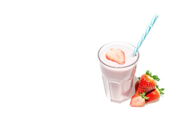 Truskawki obok kieliszek jogurtu truskawkowego Milkshake zbliżenie na białym tle z wolnego miejsca na tekst. — Zdjęcie stockowe