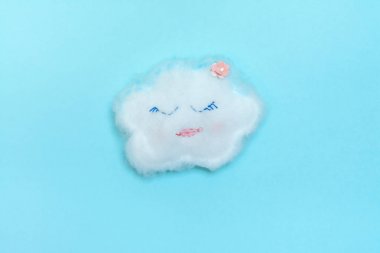 Mavi kağıt arka plan üzerinde komik bulut. Hava durumu fotoğrafı