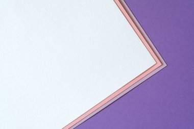 2019 yılının moda mercan rengi ile çok renkli kağıt arka plan. Yumuşak ışık trendy mercan rengi ile soyut renkli kağıt arka plan.