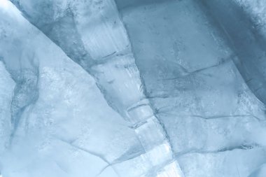 Buz doku arka plan makro güneş ışığında yakın. Donmuş suyun güzel soyut desenleri.