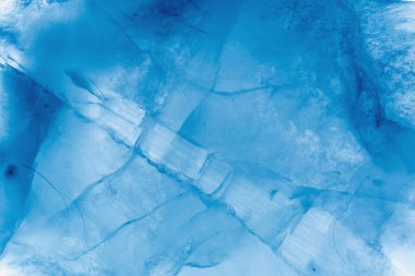 Buz doku arka plan makro güneş ışığında yakın. Donmuş suyun güzel soyut desenleri.
