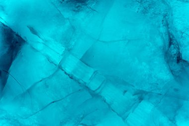 Buz doku arka plan makro güneş ışığında yakın. Donmuş suyun güzel soyut desenleri.