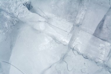 Buz doku arka plan makro güneş ışığında yakın. Donmuş suyun güzel soyut desenleri.