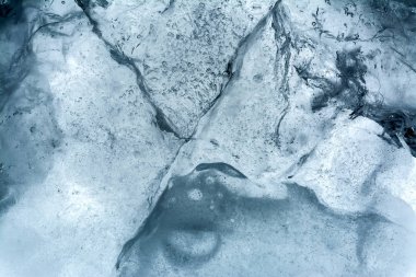 Buz doku arka plan makro güneş ışığında yakın. Donmuş suyun güzel soyut desenleri.
