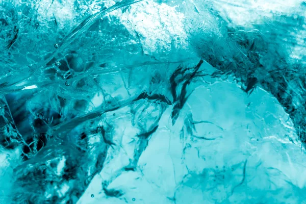 Ice textúra háttérben makró közelről napfény. A fagyasztott víz gyönyörű absztrakt mintái. — Stock Fotó