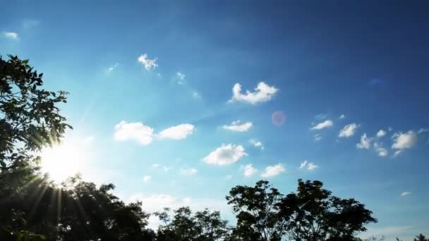 Ciel Bleu Coucher Soleil Avec Des Nuages Flottants Éclat Soleil — Video