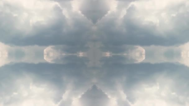 Ciel bleu en été avec de beaux cumulus. Rapidement timelapse avec effet de réflexion avec un effet de réflexion comme un kaléidoscope. Full-HD 1920 X 1080 .