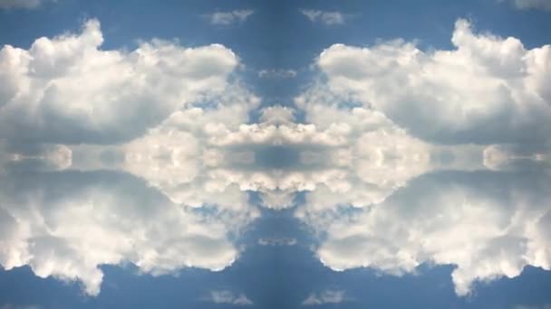 Ciel bleu en été avec de beaux cumulus. Rapidement timelapse avec effet de réflexion avec un effet de réflexion comme un kaléidoscope. Full-HD 1920 X 1080 .