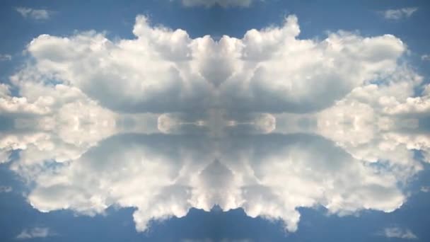 Ciel bleu en été avec de beaux cumulus. Rapidement timelapse avec effet de réflexion avec un effet de réflexion comme un kaléidoscope. Full-HD 1920 X 1080 .