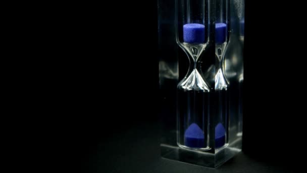 Hourglass Sandglass Close Pada Latar Belakang Gelap Tekstur Pasir Pasir — Stok Video