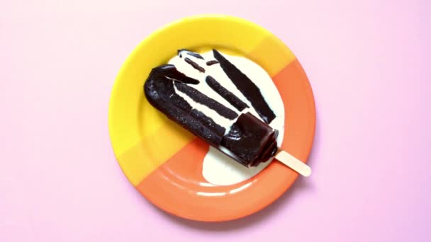 Crème Glacée Chocolat Traditionnelle Fond Été Sur Une Belle Assiette — Video