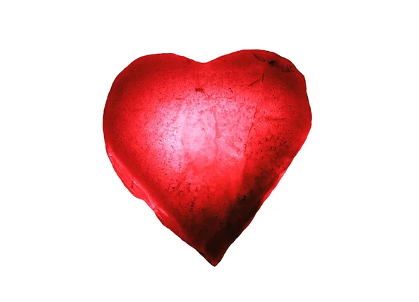 Fechar-se gelo vermelho congelado coração símbolo isolado em um fundo branco . — Fotografia de Stock