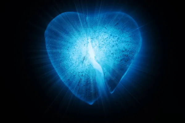 Gelo congelado quebrado na metade símbolo de coração de cor azul close-up . — Fotografia de Stock