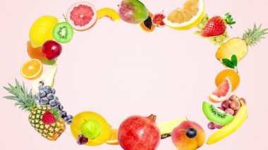 Merkezden ortaya çıkan birçok farklı tropikal meyvenin yaratıcı 4k stop motion animasyonu, bir an için donuyor ve yaz pembe arka planında farklı yönlere yayılıyor. Meyve patlaması.