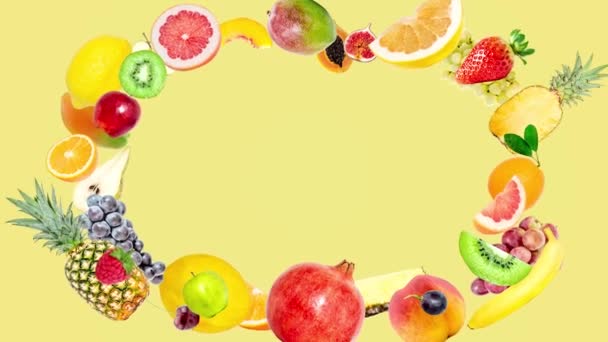 创意4K停止运动动画的许多不同的热带水果从中心出现 冻结了片刻 分散在不同的方向黄色背景 水果爆炸 — 图库视频影像
