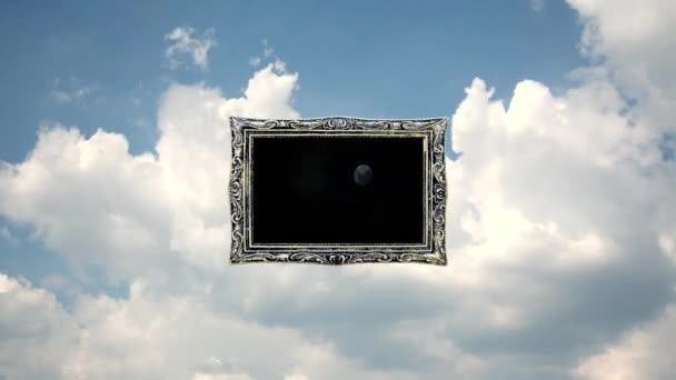 雲が動く夜空と 高速で動く積雲を持つ青い空に対してヴィンテージフレーム内の満月の概念的な創造的な時間の経過ビデオ 明るい未来 信仰の考え方 — ストック動画