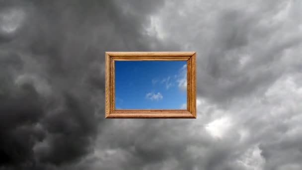 概念创意的时间流逝视频蓝色的天空与快速移动的积云在木制框架的雨天与灰色的云 光明的未来 — 图库视频影像