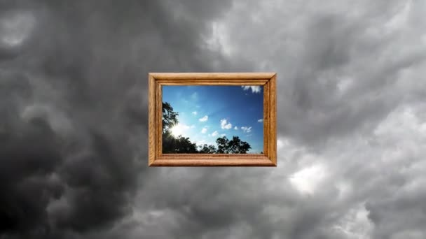 灰色の雲と雨の空に対して木製のフレームで日没の速い移動積雲と青い空の概念的な創造的な時間のラップビデオ 明るい未来 信仰の考え方 — ストック動画
