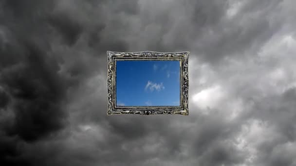 概念时间环绕着蓝天的影像 在一个古老的框架内快速移动的积云和灰色云彩的雨天相对照 光明的未来 — 图库视频影像