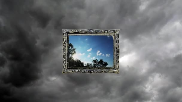 灰色の雲と雨の空に対してヴィンテージフレームで日没の速い移動積雲と青い空の概念的な創造的な時間の経過ビデオ 明るい未来 信仰の考え方 — ストック動画