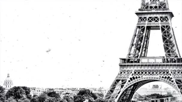 Černobílé paralaxy video panorama Paříže s Eiffelovou věží v zimě s krásným a pomalu padajícím sněhem.