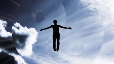 Yaratıcı 4K parallax gökyüzü videosu, hareket eden bulutlar ve güneş ışığı, kolları ayrık bir adamın silüeti, bir ışıkta uçuyor ve Yin-Yang sembolünün arka planına doğru eriyor..