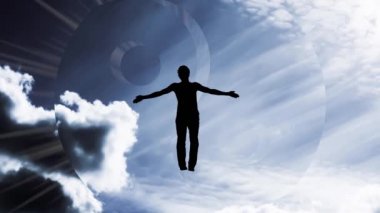 Yaratıcı 4K parallax gökyüzü videosu, hareket eden bulutlar ve güneş ışığı, kolları ayrık bir adamın silüeti, bir ışıkta uçuyor ve Yin-Yang sembolünün arka planına doğru eriyor..