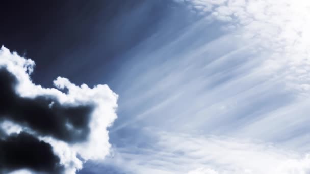 Створене Паралаксне Відео Неба Рухомими Хмарами Сонячним Світлом Силует Людини — стокове відео
