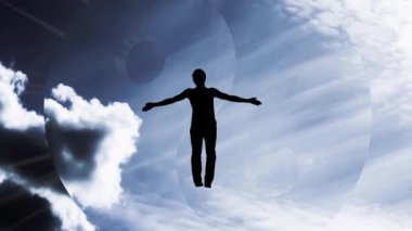 Yaratıcı 4K parallax gökyüzü videosu, hareket eden bulutlar ve güneş ışığı, kolları ayrık bir adamın silüeti, bir ışıkta uçuyor ve Yin-Yang sembolünün arka planına doğru eriyor..