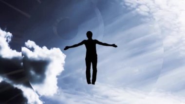 Yaratıcı 4K parallax gökyüzü videosu, hareket eden bulutlar ve güneş ışığı, kolları ayrık bir adamın silüeti, bir ışıkta uçuyor ve Yin-Yang sembolünün arka planına doğru eriyor..