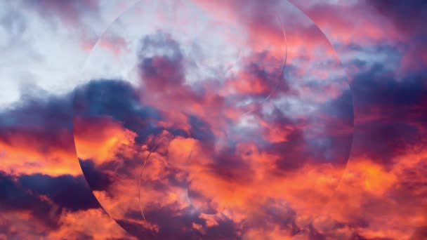 陰陽のシンボルの側面に広がっての背景に移動雲と日没時の空の創造的な4Kの視差ビデオ 瞑想の概念 心を開く — ストック動画