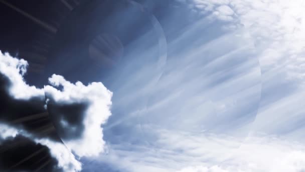 横に広がる陰陽のシンボルを背景に雲と陽の光を移動して空の創造的な4Kの視差ビデオ 瞑想の概念 心を開く — ストック動画