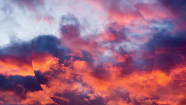 陰陽のシンボルの側面に広がっての背景に移動雲と日没時の空の創造的な4Kの視差ビデオ 瞑想の概念 心を開く — ストック動画