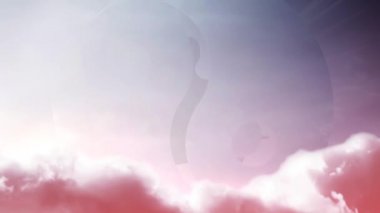 Yaratıcı 4K parallax gökyüzü videosu hareket eden bulutlar ve güneş ışığı, kolları Lotus pozisyonunda ayrılmış bir adamın silüeti, Yin-Yang sembolünün arka planında ışıkta uçuyor..