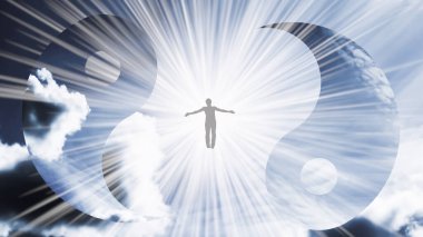 Kolları ayrık bir adamın silueti, Yin-Yang sembolünün arka planında parlak beyaz bir güneş ışığı altında gökyüzünde uçuyor. Meditasyon konsepti, açık fikirli..