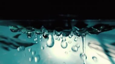 Duş başlığından banyoya dökülen su damlacıklarının aşırı yavaş çekim makro videosu. Su damlaları ile yakın duş.