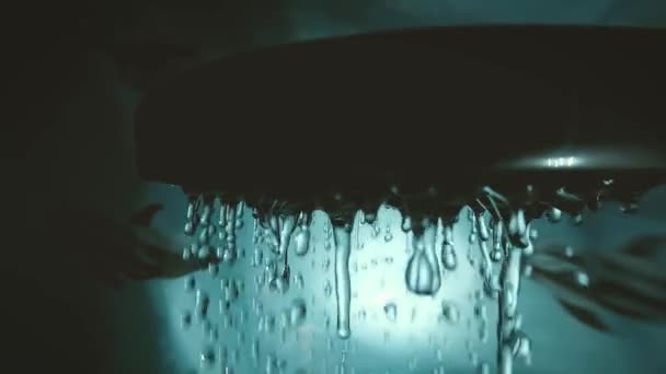 シャワーヘッドから浴室に注ぐ水滴の極端なスローモーションマクロビデオ 水滴付きのクローズアップシャワー — ストック動画