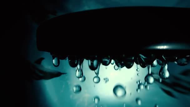 Extrem Slow Motion Makro Video Vattendroppar Häller Badrummet Från Ett — Stockvideo