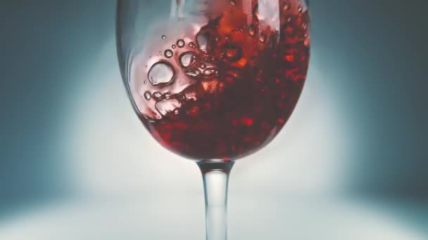 Vídeo Cámara Lenta Macro Creativa Vino Tinto Vertiendo Una Copa — Vídeos de Stock